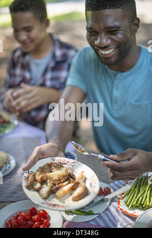 Eltern und Kindern helfen, sich auf frisches Obst und Gemüse Stockfoto