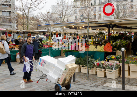 Aligre Markt im Freien essen, viel Obst und Gemüse Markt im Freien auf dem Platz des Aligre und Straße, die Rue Aligre. Paris, Frankreich. Stockfoto