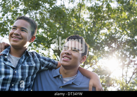 Zwei junge Männer im Freien eine mit seinen Arm um die Schultern des anderen Stockfoto