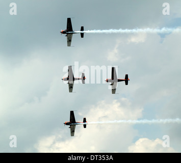 Die klingen Display Kunstflugstaffel, fliegen ihre speziell gebaut Extra 300 LPs, in Biggin Hill Air Show 2007. Stockfoto