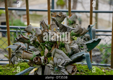 Schwarze Blumen auf ein Grab auf dem Père Lachaise, der größte Friedhof in Paris, Frankreich. Stockfoto