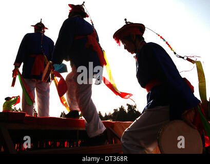 2. Februar 2014 führen - Peking, CHINA - chinesische Musiker und Tänzer in einem Tempel in Peking fair auf 2. Februar 2014.  Nach dem chinesischen Mondkalender begrüßt China das Jahr des Pferdes am 31. Januar. Das Pferd, auf Platz 7. unter den 12 Tieren des chinesischen Tierkreises ist eines der beliebtesten Zeichen wie es weithin ein Symbol der Stärke und Geschwindigkeit als. (Kredit-Bild: © Stephen Shaver/ZUMAPRESS.com) Stockfoto