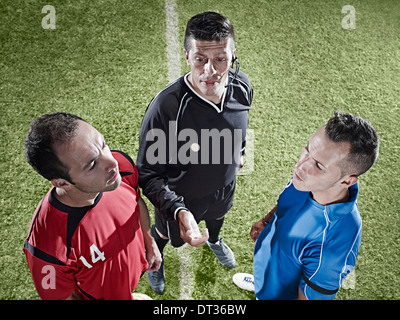 Fußball-Spieler einander zugewandt auf Feld Stockfoto
