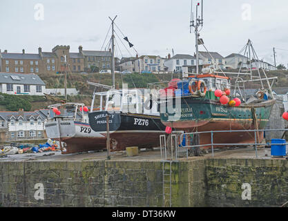 Porthleven, Cornwall, UK. 7. Februar 2014. Boote auf dem Steg am Hafendamm Credit: Bob Sharples/Alamy Live News Stockfoto