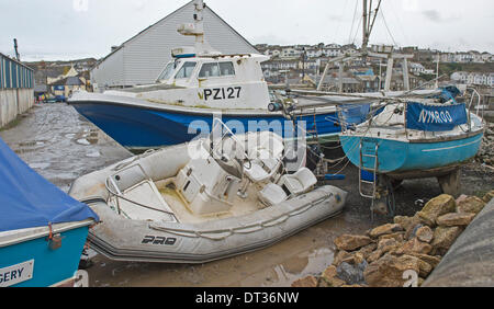 Porthleven, Cornwall, UK. 7. Februar 2014. Boote in Porthleven Werft Kredit wiederhergestellt: Bob Sharples/Alamy Live News Stockfoto