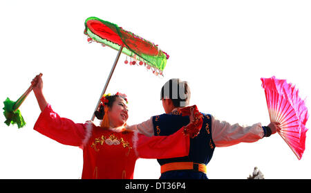 2. Februar 2014 führen - Peking, CHINA - chinesische Musiker und Tänzer in einem Tempel in Peking fair auf 2. Februar 2014.  Nach dem chinesischen Mondkalender begrüßt China das Jahr des Pferdes am 31. Januar. Das Pferd, auf Platz 7. unter den 12 Tieren des chinesischen Tierkreises ist eines der beliebtesten Zeichen wie es weithin ein Symbol der Stärke und Geschwindigkeit als. (Kredit-Bild: © Stephen Shaver/ZUMAPRESS.com) Stockfoto