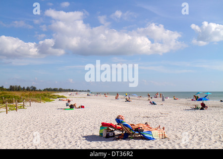 Florida Sanibel Barrier Island, Golf von Mexiko, Bowman's Beach, Sand, Sonnenanbeter, Öffentlichkeit, Besucher reisen Reise Tour touristischer Tourismus Wahrzeichen, Stockfoto