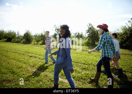 Eine Gruppe von jungen Männern und Frauen in den Bereichen von einem Bio-Bauernhof Stockfoto