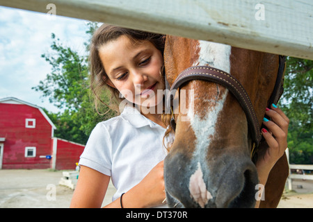 Mädchen halten Pferdekopf Stockfoto