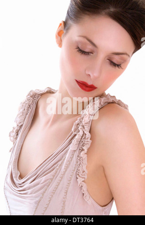 Schöne junge Frau mit ihren Augen geschlossen und trägt einen knallroten Lippenstift Stockfoto