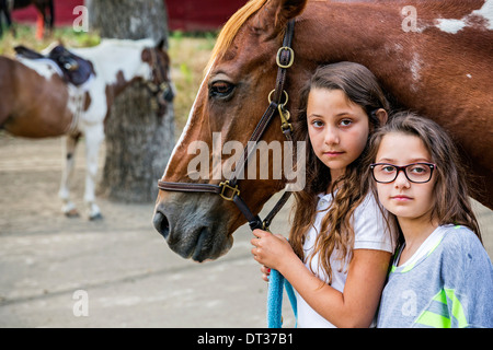 Porträt von zwei Mädchen und Pferd Stockfoto