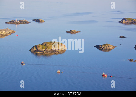 Drei Fischerbooten hinaus auf das offene Meer segeln in der Nähe von Henningsvær, Norwegen Stockfoto