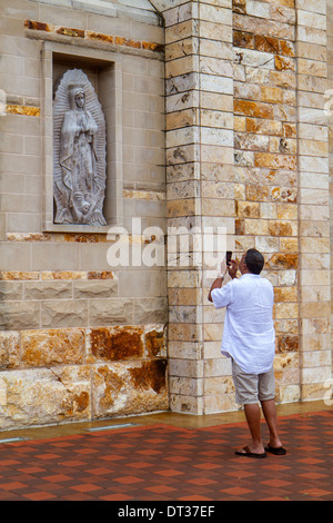 Florida Ave Maria, religiöse Gemeinschaft, Oratorium, Kirche, Kathedrale, römisch-katholisch, Statue, Jungfrau Maria, außen, Erwachsene Erwachsene Männer männlich, nehmen, Besucher tr Stockfoto