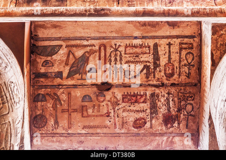 Bunten Schnitzereien und Hieroglyphen in der Aula der Hyostyle in der alten ägyptischen Tempel von Karnak. Stockfoto