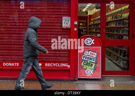 London UK. 7. Februar 2014.  Ein Mann geht früher ein Pfandleiher, Verkauf von Handys. Zwei der größten Pfandleiher in den UK CEX und Cash Converters vertreiben gebrauchte Handys, die noch persönliche Daten vom Vorbesitzer enthält und sensibler Informationen einschließlich Kreditkarte, Passwörter und Txt-Nachrichten, die machen die Besitzer anfällig für Betrug und Identitätsdiebstahl trotz Versprechungen von der Pfandleiher-Verkaufsstellen, die die persönlichen Daten zugegriffen werden können wischte Credit : Amer Ghazzal/Alamy Live-Nachrichten Stockfoto