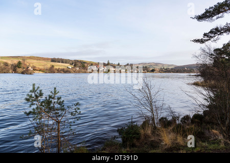 Loch Shin & Lairg Dorf im Hochland von Schottland. Stockfoto