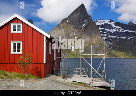 Typische rote Rorbu Fischerhütte am Fjord auf Lofoten in Norwegen Stockfoto