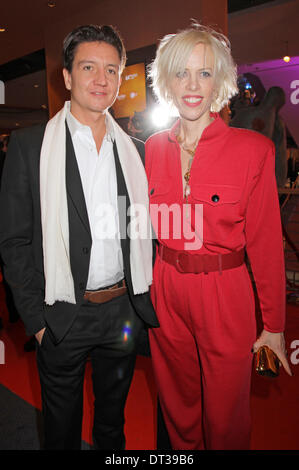 Anthony James und Katja Eichinger während der Eröffnung feiern auf der 64. Internationalen Filmfestspiele Berlin / Berlinale 2014 am 6. Februar 2014 in Berlin, Deutschland. Stockfoto