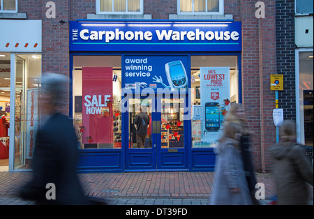 Menschen ein Zeichen auf der vorderen Fassade oder Fassade des Carphone Warehouse Shop vorbei oder speichern Macclesfield Cheshire England UK Stockfoto