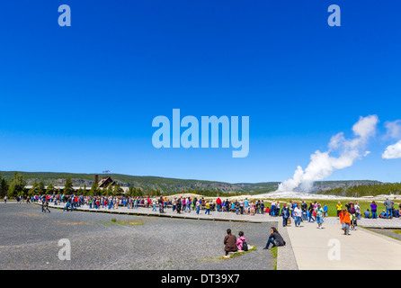 Old Faithful Geysir Bildfläche mit Old Faithful Inn in Ferne, Upper Geyser Basin, Yellowstone-Nationalpark, Wyoming, USA Stockfoto