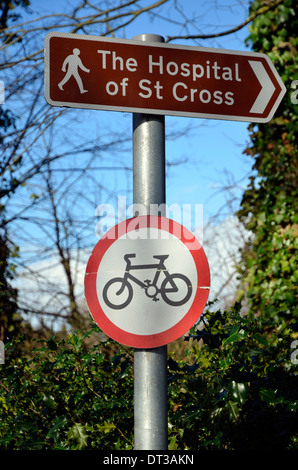 Verkehrszeichen auf einem Wanderweg mit keine Radsport Straßenschild und Fa braun Zeichen Wegbeschreibung zur Touristenattraktion Stockfoto