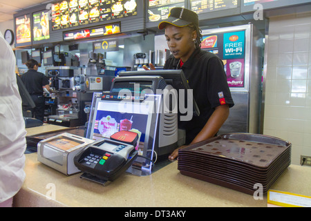 Florida, Fort Pierce, SR70, McDonald's Restaurant Restaurants Essen Essen Essen Essen Cafe Cafés, Fast Food, Hamburger, Kette, Theke, Schwarze Mädchen, Jugendliche, weiblich Stockfoto