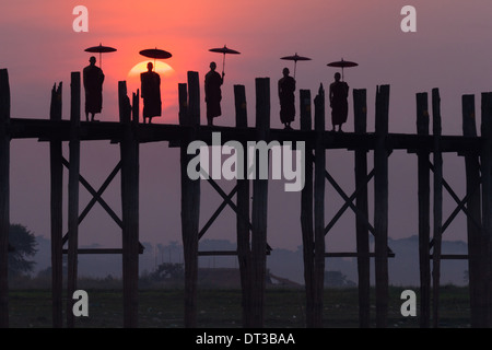 Mönche auf die U Bein Brücke, Amarapura, Myanmar Stockfoto