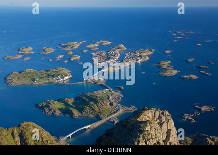 Malerische Stadt von Henningsvær auf Lofoten in Norwegen mit großen Fischerhafen und Brücken verbinden felsige Inseln Stockfoto