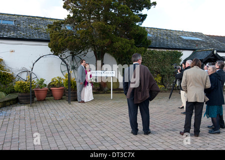 Hochzeitsgäste außerhalb der alten Schmiede in Gretna Green, Schottland Stockfoto