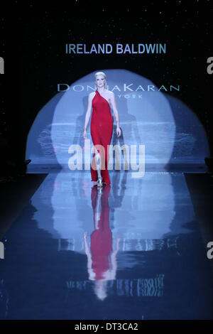 New York, USA. 6. Februar 2014. Irland-Baldwin, Donna Karan, tragen geht die Start-und Landebahn am gehen rot für Frauen - The Herz Wahrheit Red Dress Collection 2014 Show am 6. Februar 2014 in New York City. Bildnachweis: Anton Oparin/Alamy Live-Nachrichten Stockfoto