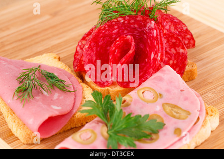 Sandwiches mit Salami und Mortadella auf Holzbrett. Stockfoto