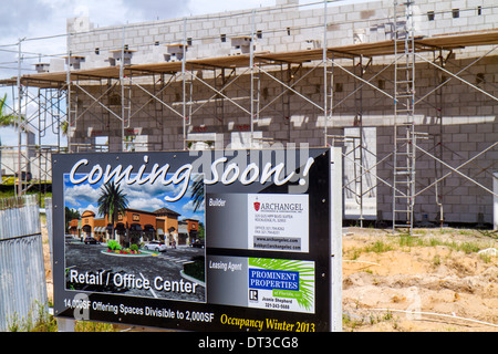 Cocoa Beach Florida, unter neuer Baustelle Baumeister, Einzelhandel, Bürozentrum, Schild, Logo, demnächst, Gerüst, Betonblock, kommerzieller Real Stockfoto