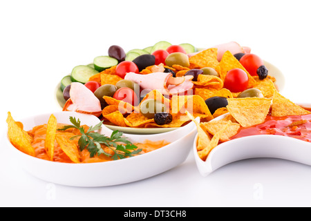 Nachos, Käse und rote Sauce, Gemüse isoliert auf weißem Hintergrund. Stockfoto