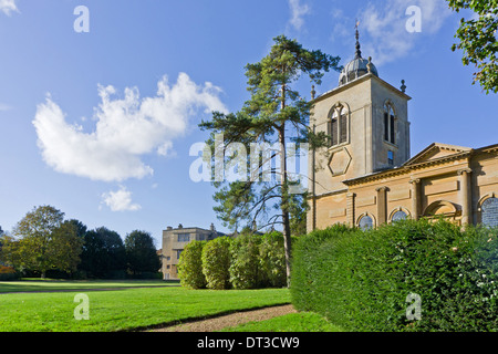 St. Peters Kirche Gayhurst mit Gayhurst House nur sichtbar im Hintergrund; Letzteres im Besitz von Sir Francis Drake Stockfoto