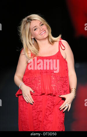 New York, USA. 6. Februar 2014. Daphne Oz geht die Start-und Landebahn trägt Sarah Liller gehen rot für Frauen - The Herz Wahrheit Red Dress Collection 2014 Show am 6. Februar 2014 in New York City. Bildnachweis: Anton Oparin/Alamy Live-Nachrichten Stockfoto