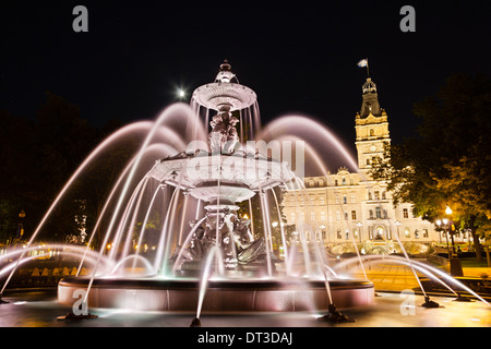 Fontaine de Tourny und Parlamentsgebäude in Quebec City, Kanada in der Nacht Stockfoto