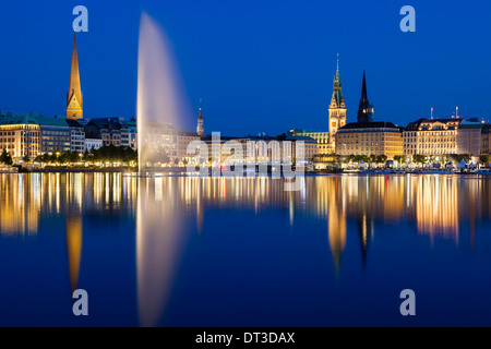 Nächtliche Langzeitbelichtung Schuss von der berühmten Binnenalster mit Brunnen in Hamburg, Deutschland. Stockfoto