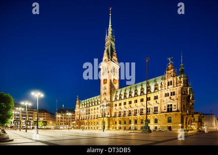 Nächtliche Langzeitbelichtung Schuss des berühmten Rathauses in Hamburg, Deutschland. Stockfoto