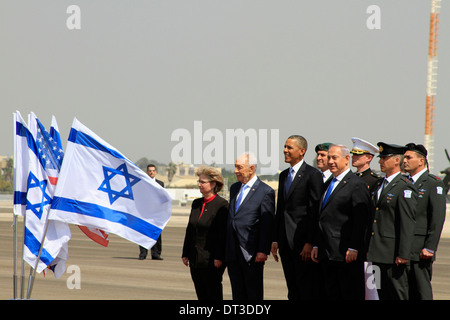 US-Präsident Barack Obama mit Israels Präsident Peres und Premierminister Netanjahu bei der Begrüßungszeremonie im TLV Flughafen Stockfoto