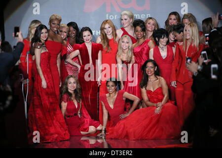 New York, USA. 6. Februar 2014. Promi-Modelle sammeln am Ende der Landebahn in Go Red für Frauen - The Herz Wahrheit Red Dress Collection 2014 Show am 6. Februar 2014 in New York City. Bildnachweis: Anton Oparin/Alamy Live-Nachrichten Stockfoto