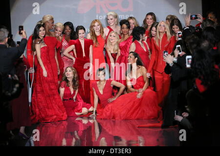 New York, USA. 6. Februar 2014. Promi-Modelle sammeln am Ende der Landebahn in Go Red für Frauen - The Herz Wahrheit Red Dress Collection 2014 Show am 6. Februar 2014 in New York City. Bildnachweis: Anton Oparin/Alamy Live-Nachrichten Stockfoto