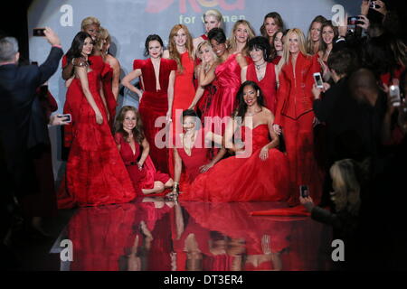 New York, USA. 6. Februar 2014. Promi-Modelle sammeln am Ende der Landebahn in Go Red für Frauen - The Herz Wahrheit Red Dress Collection 2014 Show am 6. Februar 2014 in New York City. Bildnachweis: Anton Oparin/Alamy Live-Nachrichten Stockfoto