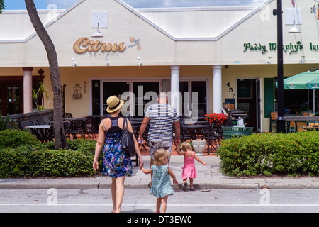 Naples, Florida, 5. Ave South, Vater, Vater, Vater, Erwachsene, Erwachsene, Männer, Mutter, Mutter, Erwachsene, Erwachsene, Frauen, Frauen, Mädchen, Jugendliche, junge Leute Stockfoto