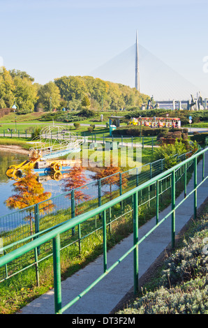 Ada-See am sonnigen Morgen, touristische Trane und ein Kabel-Brücke im Hintergrund Stockfoto