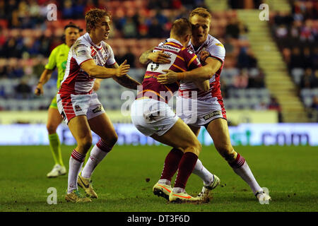 Wigan, größere Manchester, UK. 7. Februar 2014. Aaron Murphy von Huddersfield Riesen während des Super-League-Spiels zwischen Wigan Warriors und Huddersfield Riesen bei der DW-Stadion in Angriff genommen wird. Bildnachweis: Aktion Plus Sport/Alamy Live-Nachrichten Stockfoto