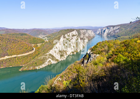 2000 Fuß von senkrechten Felsen über der Donau Djerdap-Schlucht und Nationalpark Stockfoto
