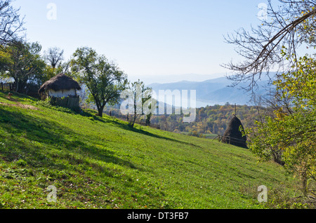 Hänge auf einem Miroc Berg über Donau und Djerdap-Schlucht und Nationalpark Stockfoto