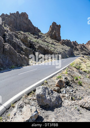 Blick auf die Straße im Teide-Nationalpark, Spanien Stockfoto