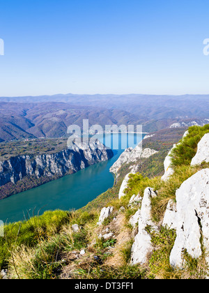 Felsen über der Donau am Ort, wo Djerdap Schlucht schmalsten Stockfoto
