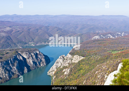 Felsen über der Donau am Ort, wo Djerdap Schlucht schmalsten Stockfoto